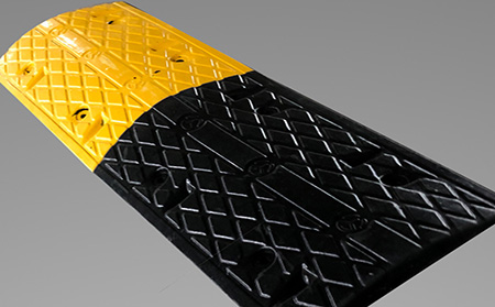 橡膠減速帶圖片